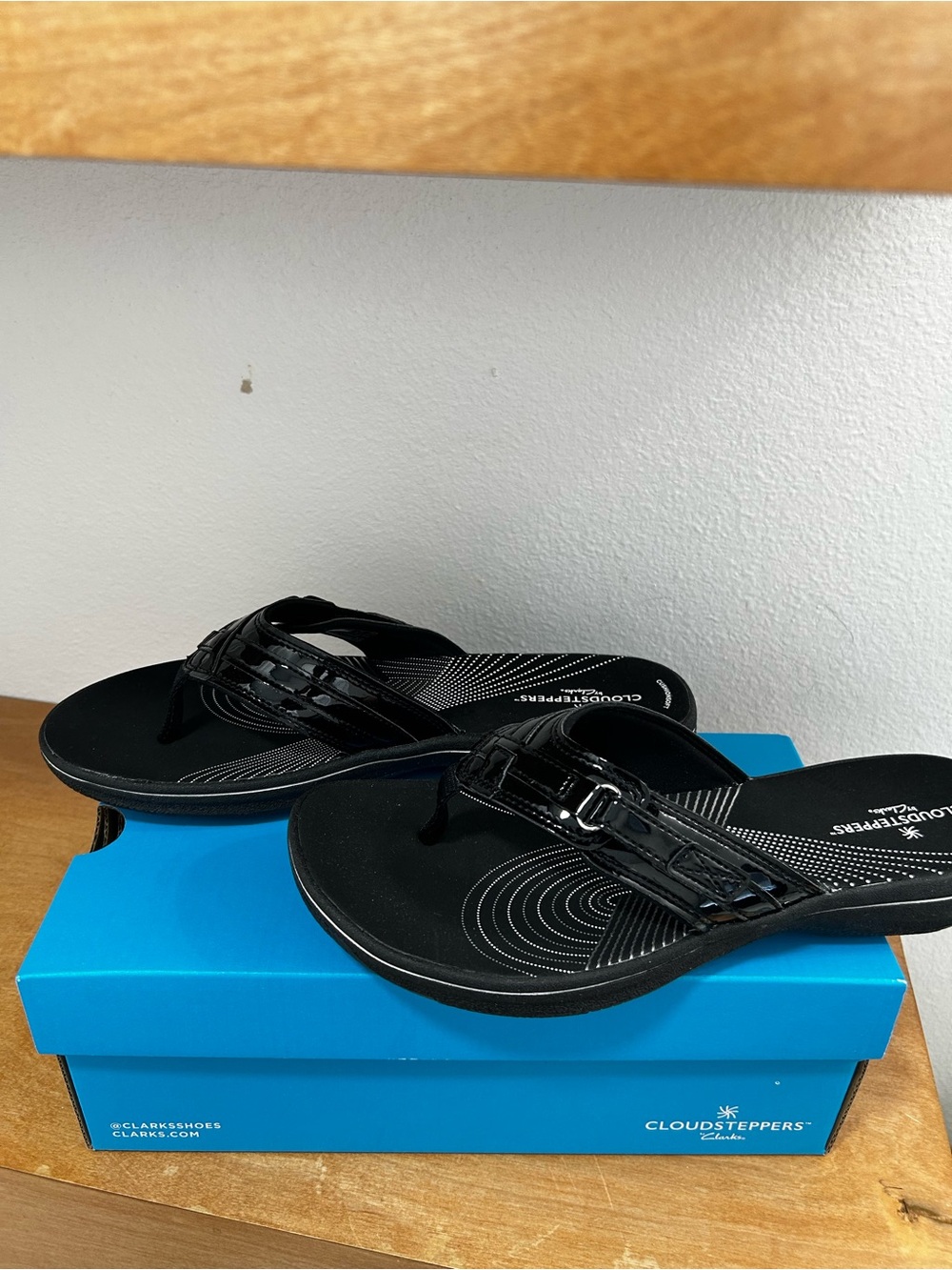 Clarks CloudStepper Breeze Sea Black Patent Thong Sandal 10. BNIB